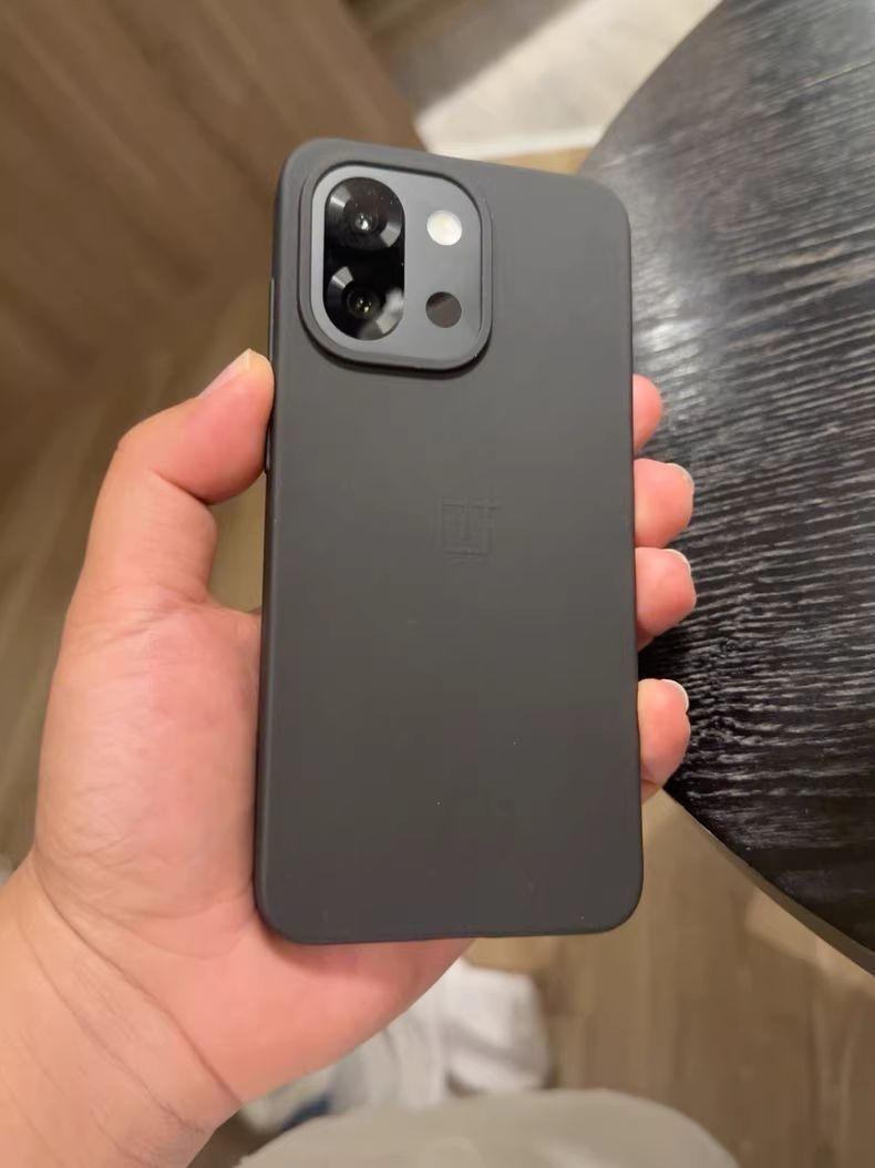 10分钟卖出2亿元,16GB+1TB+6260mAh,已成手机行业“新黑马”